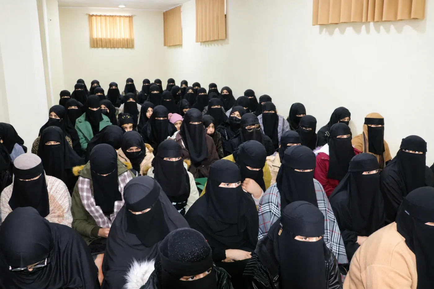 گروهی از شرکت‌کنندگان برنامه هفتگی نسیم ایمان در فضای آموزشی